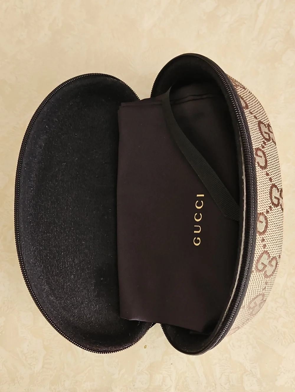 Gucci offers zippered